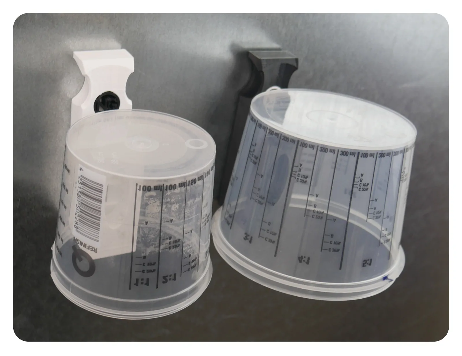 Wąski uchwyt na kubki lakiernicze NotaGRIP